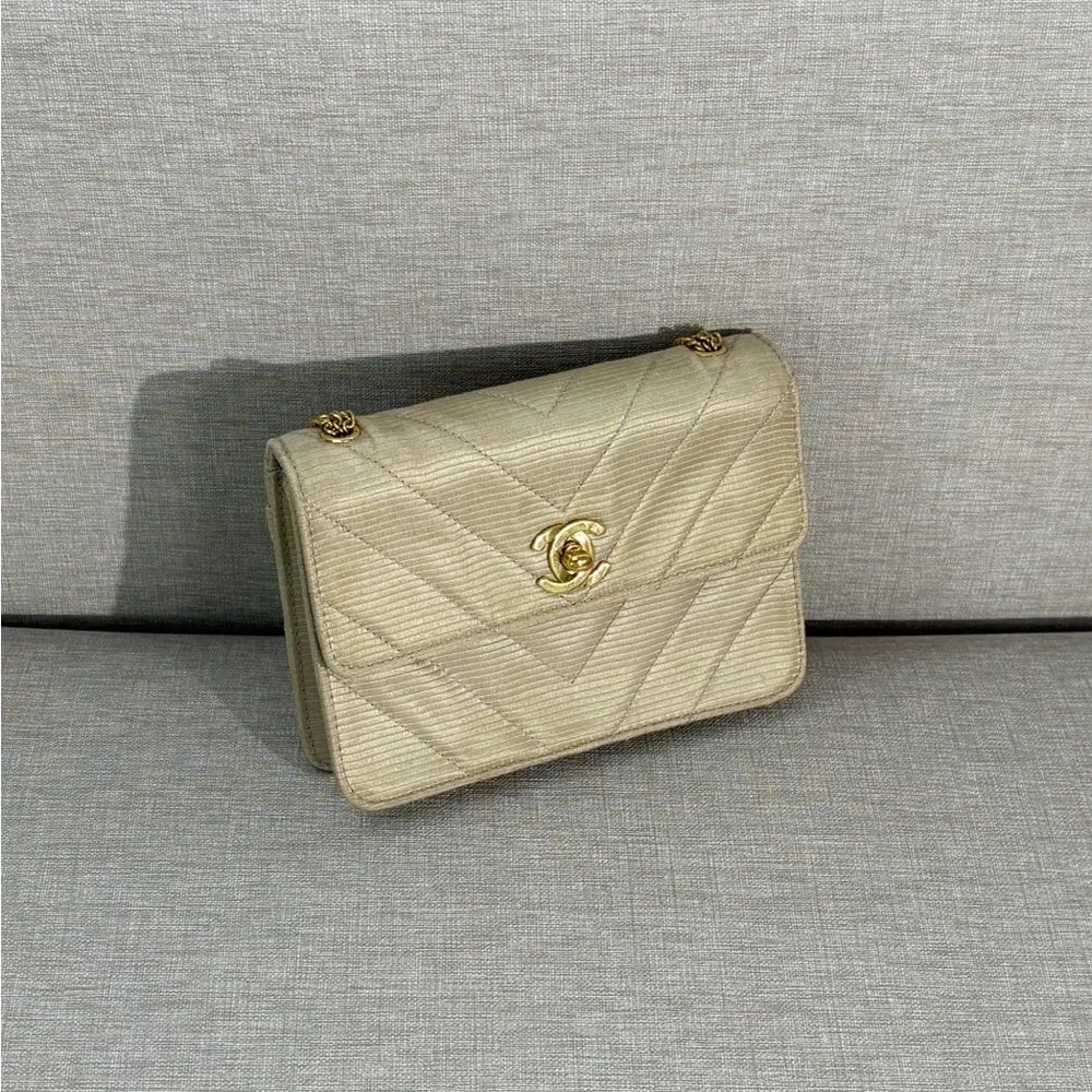 CHANEL Ivory Chevron Leather Mini Flap Bag GHW - Picture 3 of 17